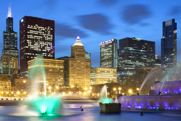 downtown city skyline at dusk, chicago - chicago fountain skyline night imagens e fotografias de stock