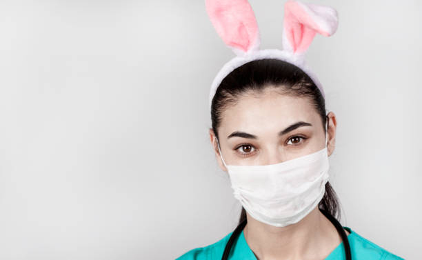 medico donna con maschera facciale - mask religious celebration horizontal easter foto e immagini stock
