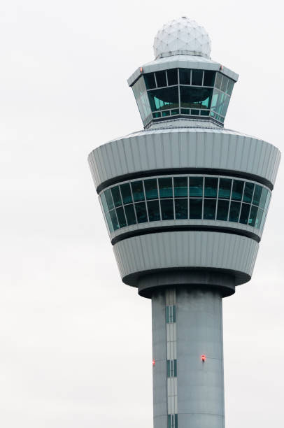 controllo del traffico aereo torre di controllo dell'aeroporto un aeroporto - air traffic control tower foto e immagini stock
