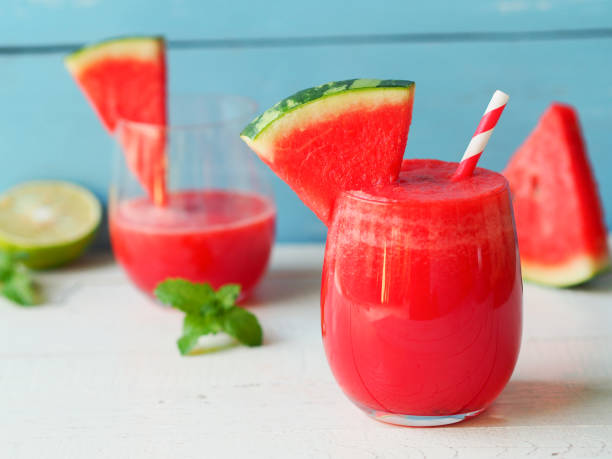 les smoothies à la pastèque boivent. - watermelon melon fruit juice photos et images de collection