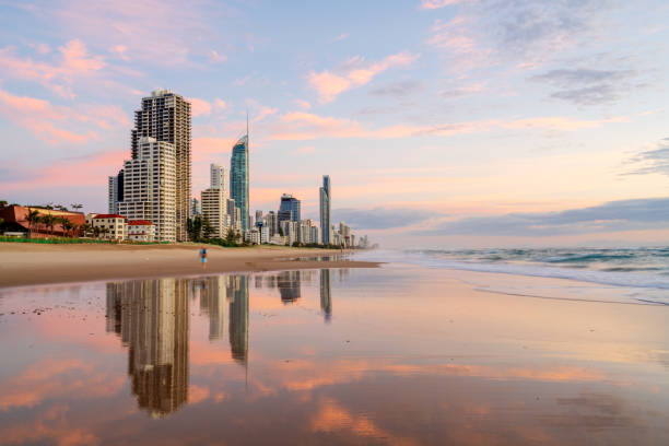 lever de soleil surfers paradise - q1 photos et images de collection