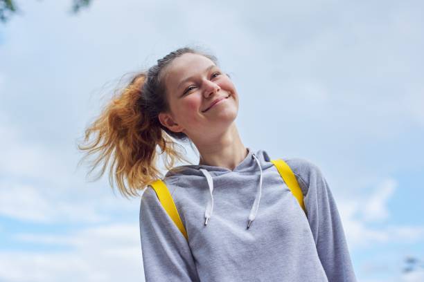 retrato de adolescente de 15 años, sonriendo chica bonita con sudadera gris - 13 14 years fotografías e imágenes de stock