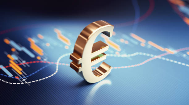 青い金融棒グラフの上に座っているユーロシンボル - 株式市場と金融コンセプト - euro symbol european union currency symbol horizontal ストックフォトと画像