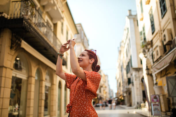 ona jest tak zdumiony piękną architekturą starego miasta - women street dress city zdjęcia i obrazy z banku zdjęć