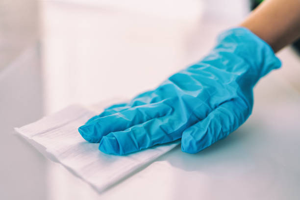 ytdesinfektion hem rengöring med sanering antibakteriella våtservetter skydd mot covid-19 sprider sig bär medicinsk blå handskar. sanitize ytor förebyggande på sjukhus och offentliga utrymmen - cleaning surface bildbanksfoton och bilder