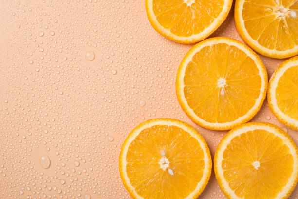 晴れた夏のコンセプト。上のオーバーヘッドの上は、テキストコピー空白のスペースのための場所と水滴でテーブル上のジューシーなオレンジ色のスライスのビュービュー写真をクローズア� - tangerine citrus fruit organic orange ストックフォトと画像