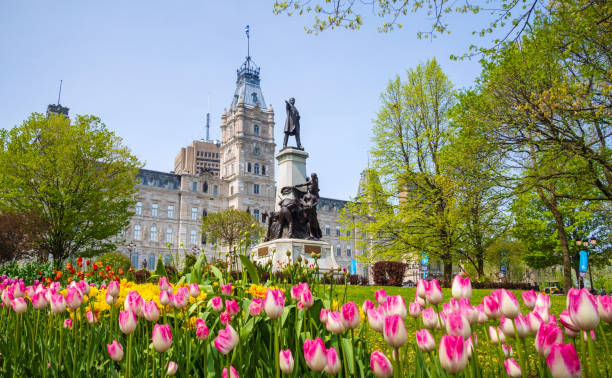 春のケベックシティの国会議事堂 - quebec city ストックフォトと画像