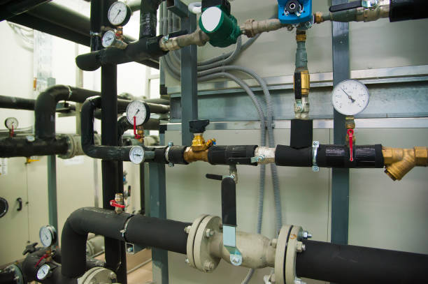 istock Manometer, pipes and faucet valves of heating system 1218451106