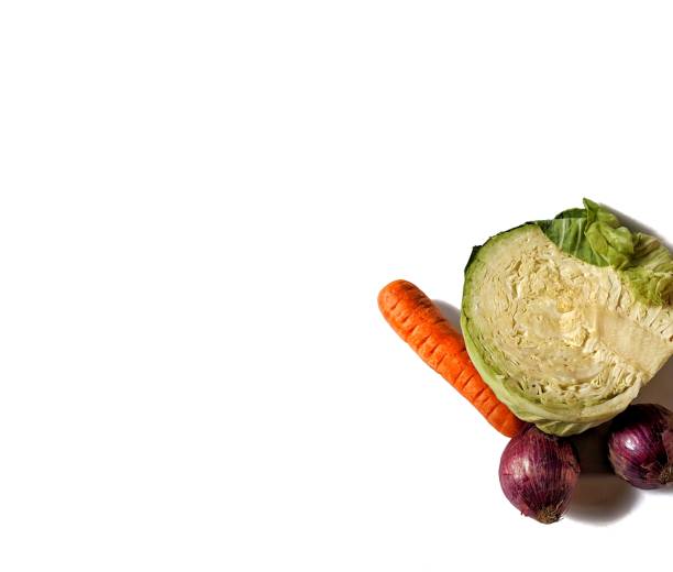 repolho, cenoura e cebola roxa no fundo branco. conceito de alimentos saudáveis - horizontal guatemala leaf vegetable market - fotografias e filmes do acervo