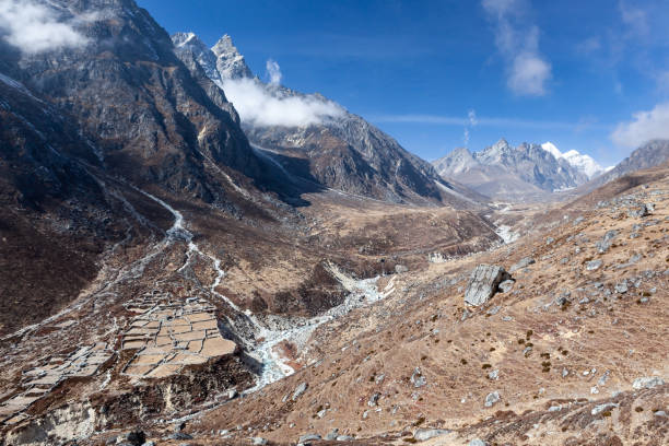 valle en el himalaya en el camino a nangpa la y renjo la en nepal. - renjo la fotografías e imágenes de stock