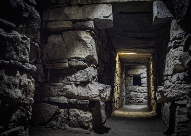 tunnel sotterranei all'interno del tempio principale di chavin de huantar, ancash, perù - huaraz foto e immagini stock