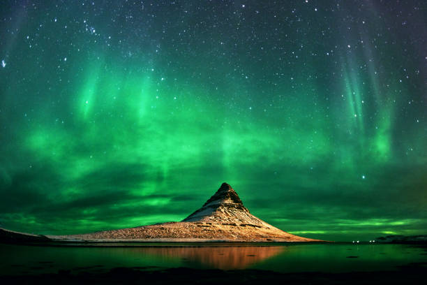 beleza surreal assistindo a aurora boreal - aurora borealis iceland astronomy tranquil scene - fotografias e filmes do acervo