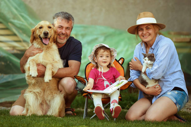 ¡una familia feliz y completa! - dog baby t shirt child fotografías e imágenes de stock