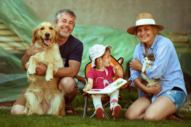 tak szczęśliwi razem! czas rodzinny! - dog baby t shirt child zdjęcia i obrazy z banku zdjęć