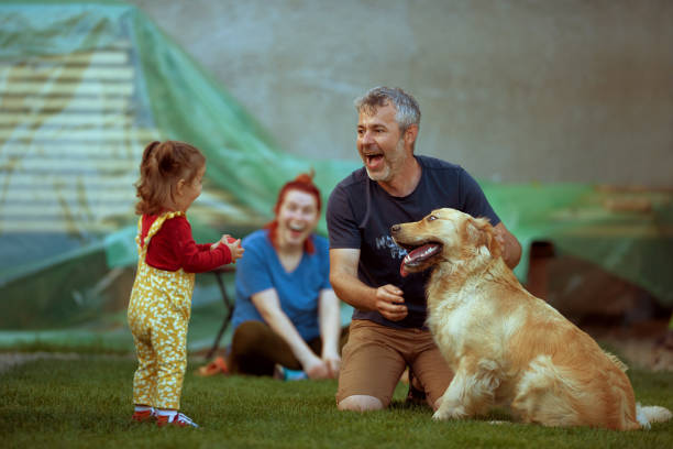 famiglia felice con il cane in giardino - dog baby t shirt child foto e immagini stock