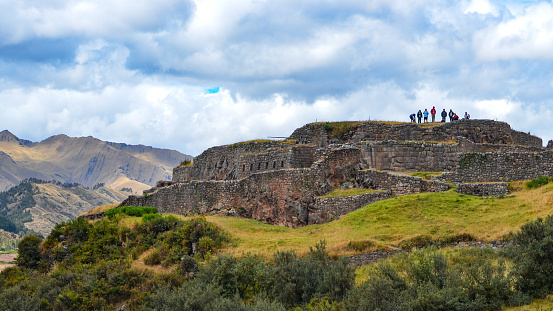 Vistas andinas desde el sitio inca de Puka Pukara (fortaleza roja) en las afueras de la ciudad de Cusco, Perú photo