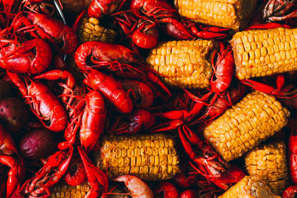 crawfish boil e milho - crayfish - fotografias e filmes do acervo