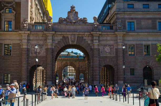 szwecja, sztokholm, 31 maja 2018: ludzie chodzą po dziedzińcu między łukami budynków parlamentu riksdagag (riksdagshuset), sztokholm, szwecja - sveriges helgeandsholmen zdjęcia i obrazy z banku zdjęć