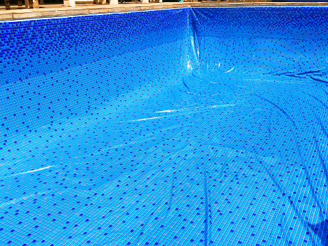installing vinyl swimming pool - empty