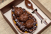 Gourmet Easter egg, with dulce de leche, brigadeiro, biscuit and chocolate.