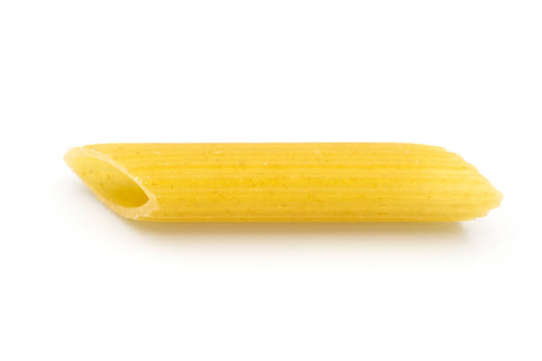 домашние fusilli макаронные кучи на белом изолированном фоне в макро верхней зрения. фузилли имеют спиральную форму и желтый цвет. паста вкусн� - penne стоковые фото и изображения