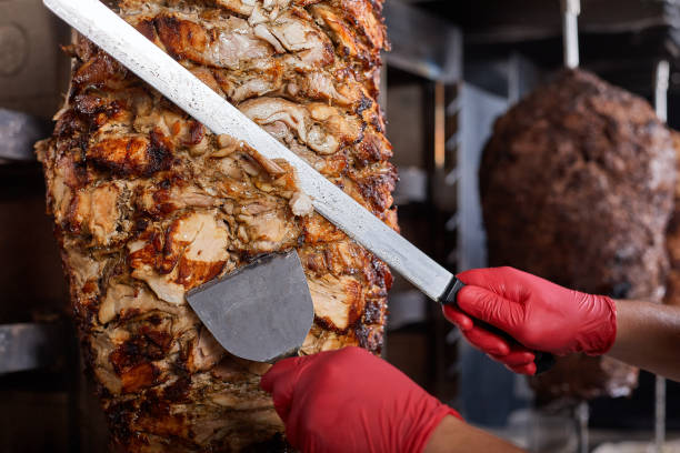 carne frita en un pincho para cocinar de donantes o shawarma. primer plano - rotisserie chicken meat dinner fotografías e imágenes de stock