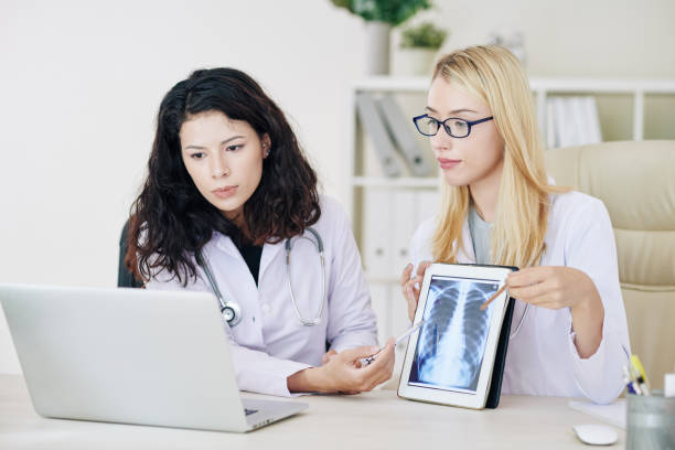 istock Online colsultation with pulmonologist 1218486072