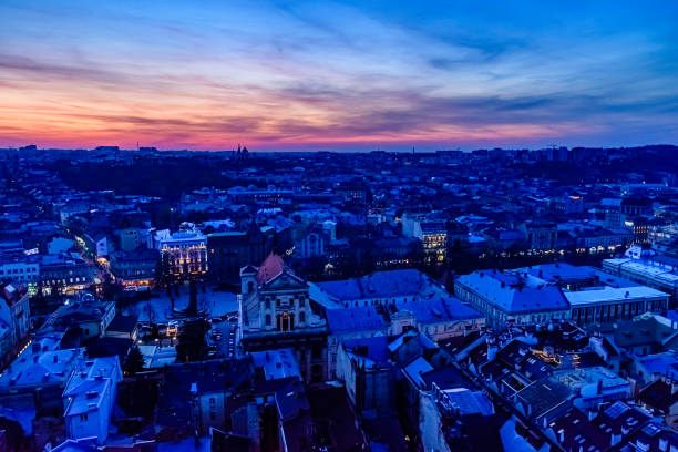 вид на исторический центр львова на закате. вид на львовский городской пейзаж из ратуши - 7677 стоковые фото и изображения