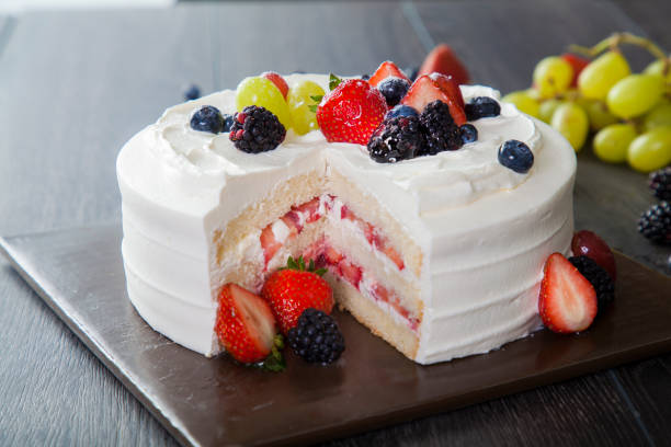 свежие фрукты крем торт - эклер стоковые фото и изображения