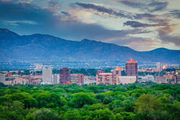 albuquerque new mexico cityscape à twilight usa - albuquerque new mexico skyline southwest usa photos et images de collection