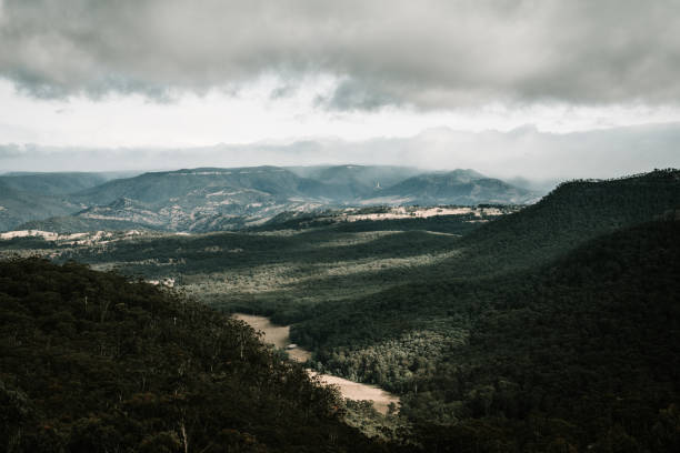 superbe vue sur la montagne de la vallée de megalong depuis medlow bath dans les blue mountains nsw. - sydney australia australia new south wales lookout tower photos et images de collection