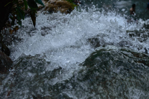 kleiner wasserfall unter dem berühmten neer garh wasserfall, rishikesh, uttarakhand indien. - nature zen like stream water stock-fotos und bilder
