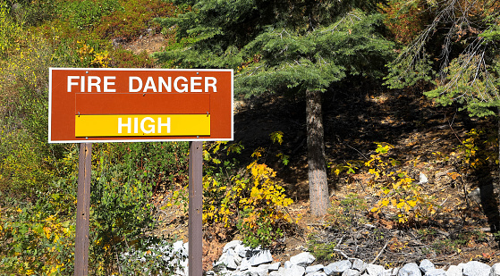 Un letrero en el parque nacional de Yosemite advierte a los residentes del alto peligro de incendios forestales en verano photo