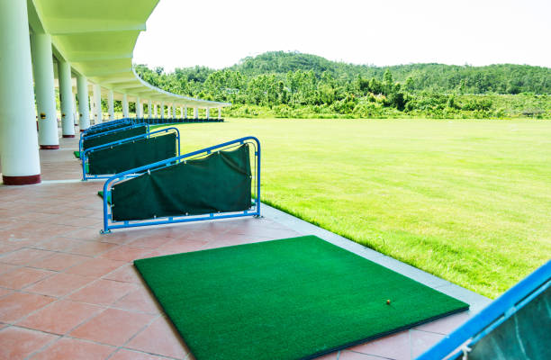 campo pratica golf vuoto - golf swing golf golf club golf ball foto e immagini stock