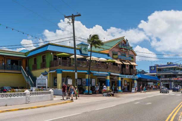 straßenleben in george town, grand cayman island, britisch-westindien, großbritannien - cayman islands street georgetown cayman islands grand cayman stock-fotos und bilder