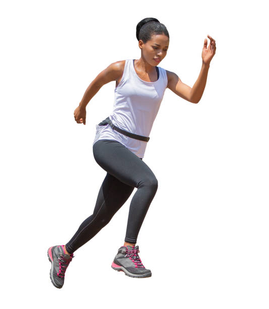 jeune femme de forme physique afro-américaine dans des vêtements de sport fonctionnant isolé sur le fond blanc avec le chemin de coupure. coureur d’exercice , fille de saut , séance d’entraînement, sport, formation - jumping women running vitality photos et images de collection