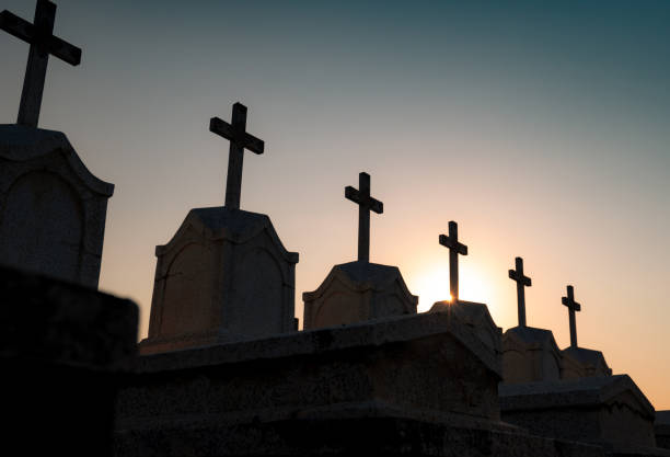 cimitero o cimitero nella notte con cielo scuro. cimitero di lapidi e lapidi incrociate. riposa nel concetto di pace. concetto funebre. tristezza, lamento e sfondo della morte. cimitero spettrale e spaventoso. - stone coffin foto e immagini stock