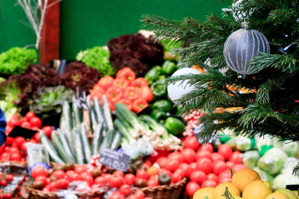 navidad bauble en borough market, londres - heirloom tomato tomato vegetable fruit fotografías e imágenes de stock