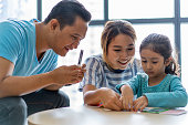 gemischte-rasse-asiatische-eltern-lehren-tochter-zu-hause.jpg?b=1&s=170x170&k=20&c=M5c2Zt6gHyVmTlRSA21404XhutqE5bZlDZ3XSG2vMLw=