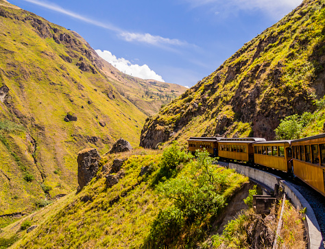 Impresionante vista del tren de la Nariz del Diablo que corre sobre el hermoso paisaje andino, Alausi, Ecuador photo