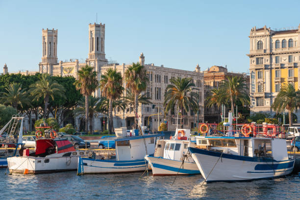 cagliari marina sunset light palazzo civico sardynia włochy - cagliari zdjęcia i obrazy z banku zdjęć