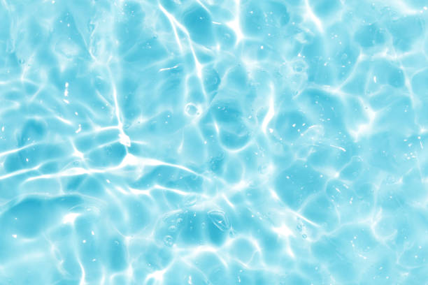 夏の青い水の波の抽象的または自然な泡のテクスチャの背景