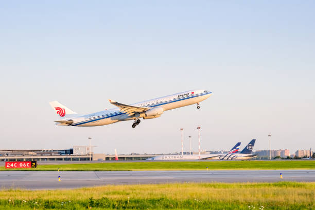 air china airbus a330 na lotnisku szeremietiewo w moskwie - sheremetyevo zdjęcia i obrazy z banku zdjęć