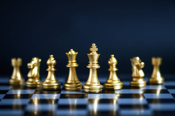 체스 판, 비즈니스 전략 개념에 골드 체스 조각. 비즈니스 팀워크 개념입니다. - chess defending chess piece chess board 뉴스 사진 이미지