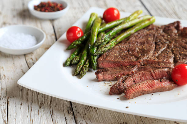 fresh green asparagus with steak - roast beef beef roasted portion imagens e fotografias de stock