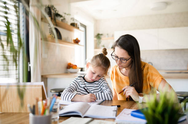 matka i córka uczą się w domu, wirus corona i koncepcji kwarantanny. - homework zdjęcia i obrazy z banku zdjęć