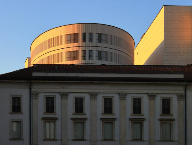 foto de calle del teatro alla scala de milán, centro de operetta en todo el mundo. particular de la nueva cúpula de foyer hecha por el arquitecto mario botta - milan italy stage theater opera house built structure fotografías e imágenes de stock