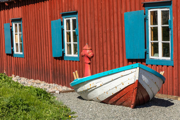 традиционная архитектура в рыбацкой деревушке тинд на лофотенских островах, нордланд. норвегия. - fishing hut стоковые фото и изображения