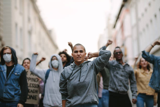 activistas que tienen una manifestación de protesta en la ciudad - mob fotografías e imágenes de stock