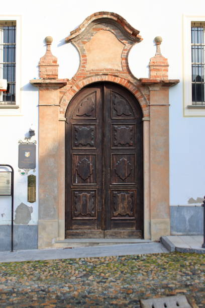 imponent wooden door with a terracotta bricks arch - imponent imagens e fotografias de stock